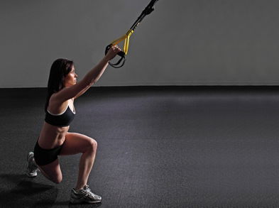 Estira tus músculos con el TRX