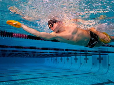 Entrenar natación con palas para ganar fuerza