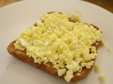 Desayunos saludables: huevos revueltos en tosta integral