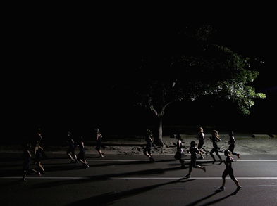 Correr de noche implica unos beneficios y unos riesgos