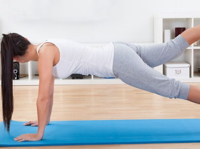 6 ejercicios fáciles para fortalecer las piernas en casa este verano