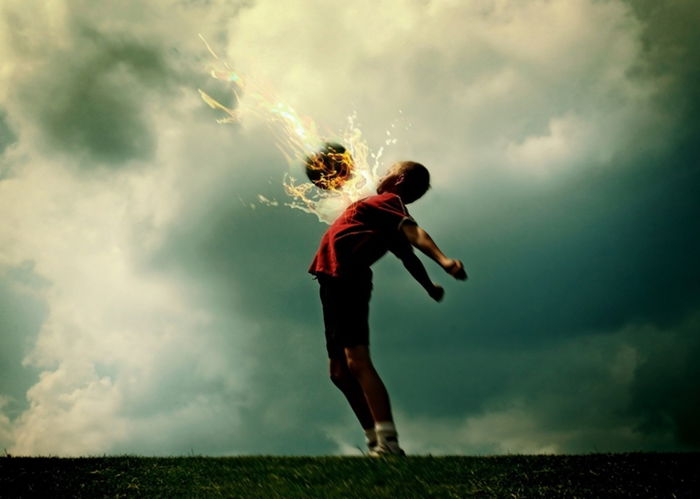 Niño controlando un balón ardiendo