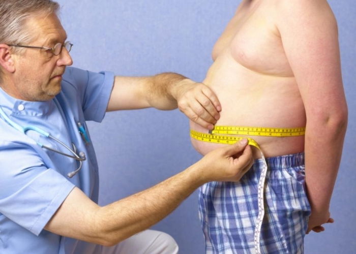 Nutricionista con niño obeso