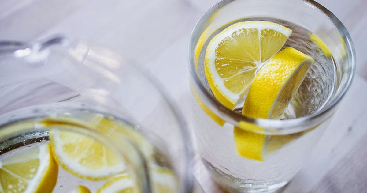 Agua con limón