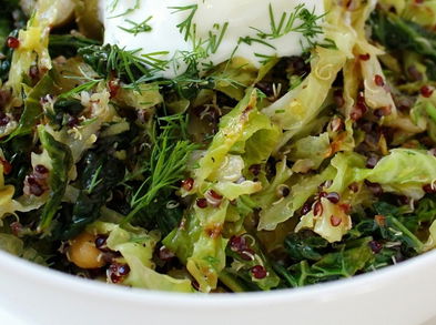 Renueva tu organismo con una rica receta: ensalada de quinoa y col tostadas