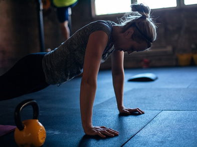 5 hábitos que te están frenando en el gimnasio
