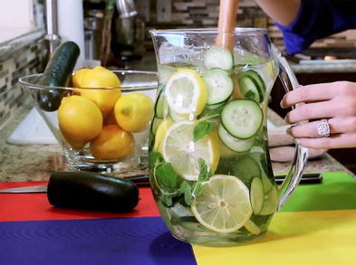 Añade poder desintoxicante a tu agua con estos alimentos
