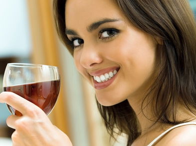 ¿Podría el vino dañar tus dientes?