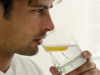 4 razones para que tomes agua caliente con limón por la mañana