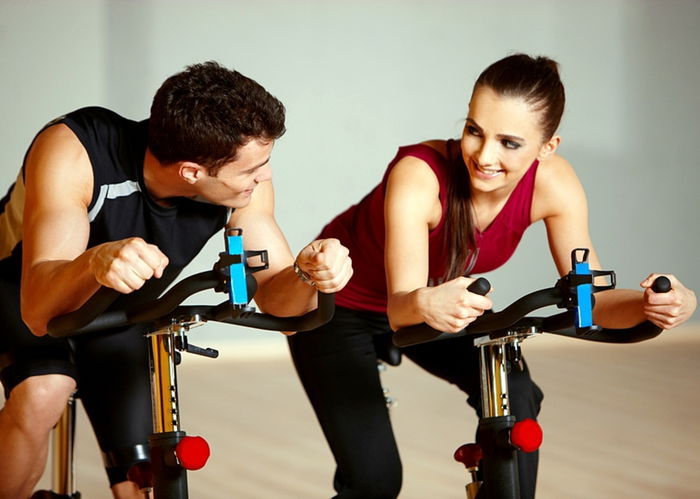 Pareja en clase de spinning