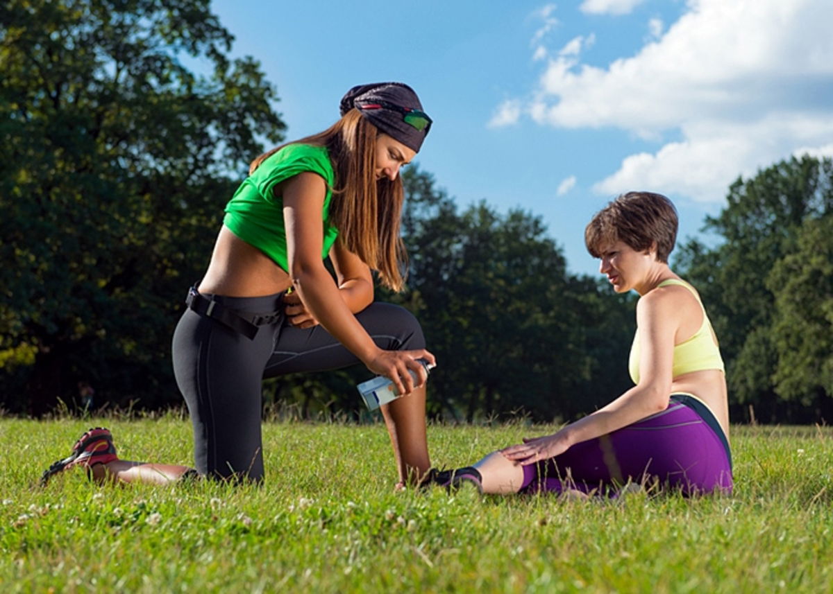 Corredora ayudando a otra lesionada