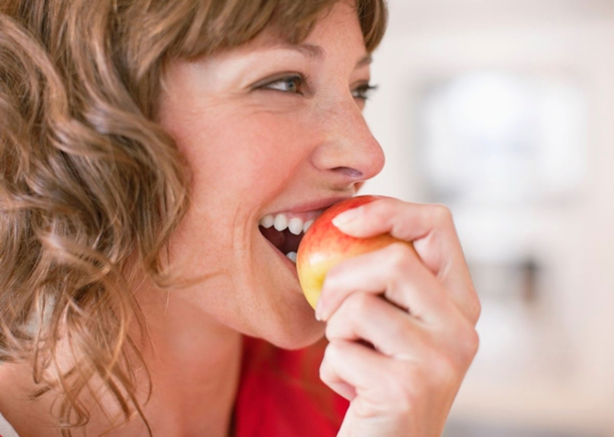 mujer comiendo manzana
