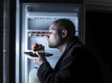 ¿Por qué tendemos a comer más por la noche?