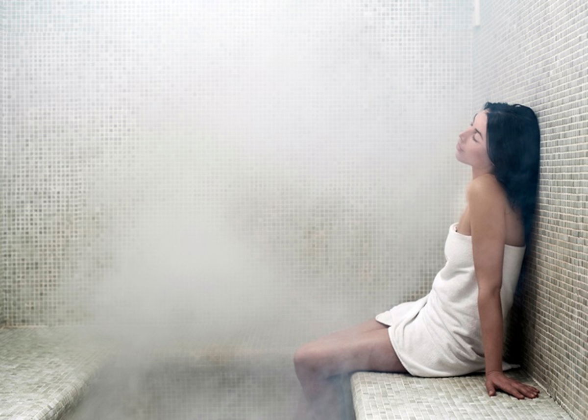 Chica en sala de vapor