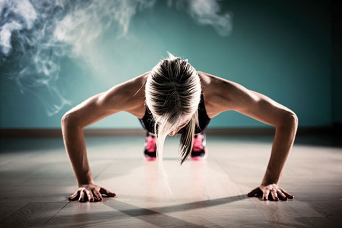 Chica haciendo flexiones