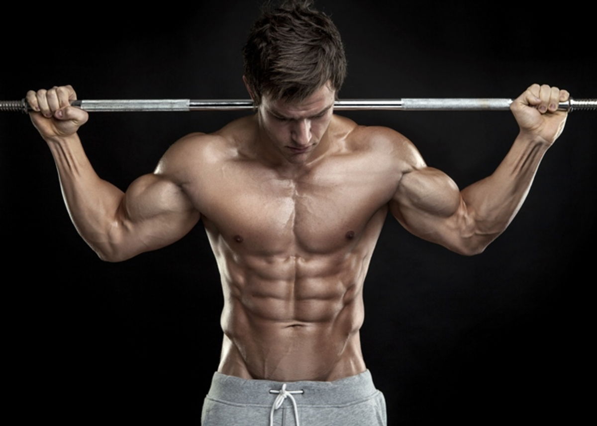 Chico con abdomen definido