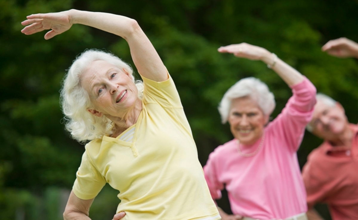 Ancianas haciendo ejercicio