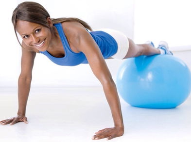 ¡Así se consigue fortalecer el culo con pelota suiza!