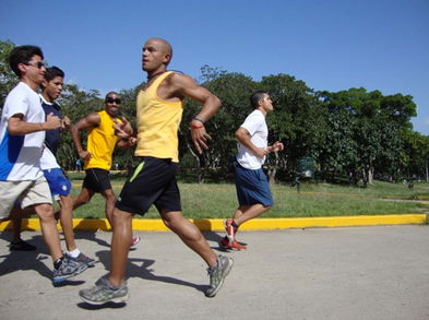 ¿Sabías que correr hacia atrás consume más grasa que hacia delante?
