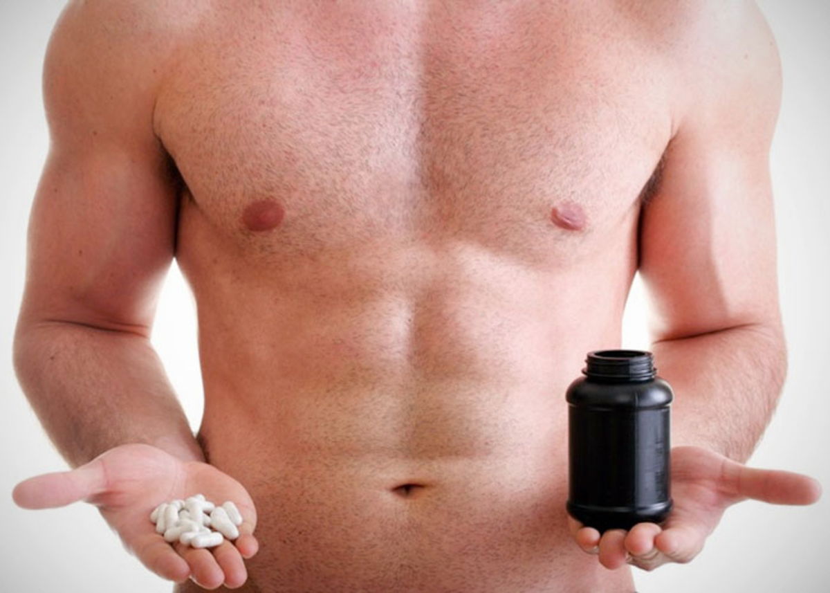 Chico y bote de creatina