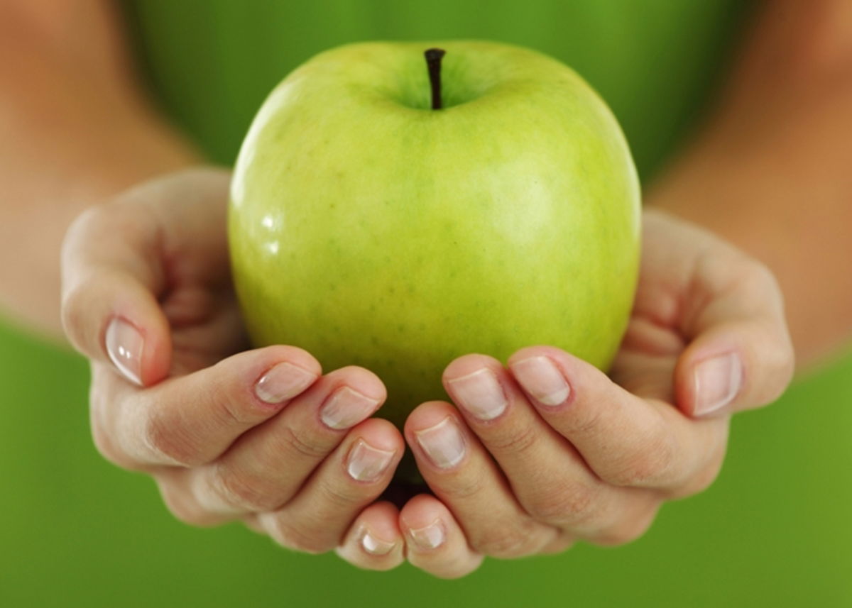 Comer manzana verde