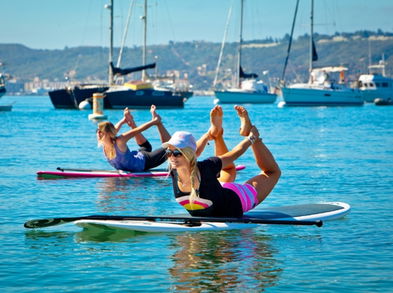 3 posturas de Yoga paddle board que seguramente querrás practicar cuando vayas a surfear
