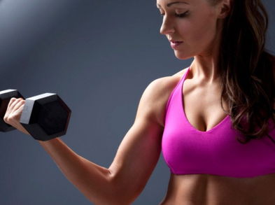 Realiza estos 3 ejercicios con mancuernas para tonificar los brazos