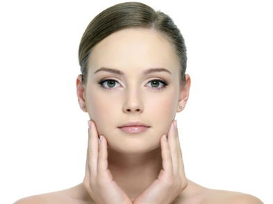 Realiza estos 3 ejercicios de Yoga facial y dale batalla a las líneas de expresión