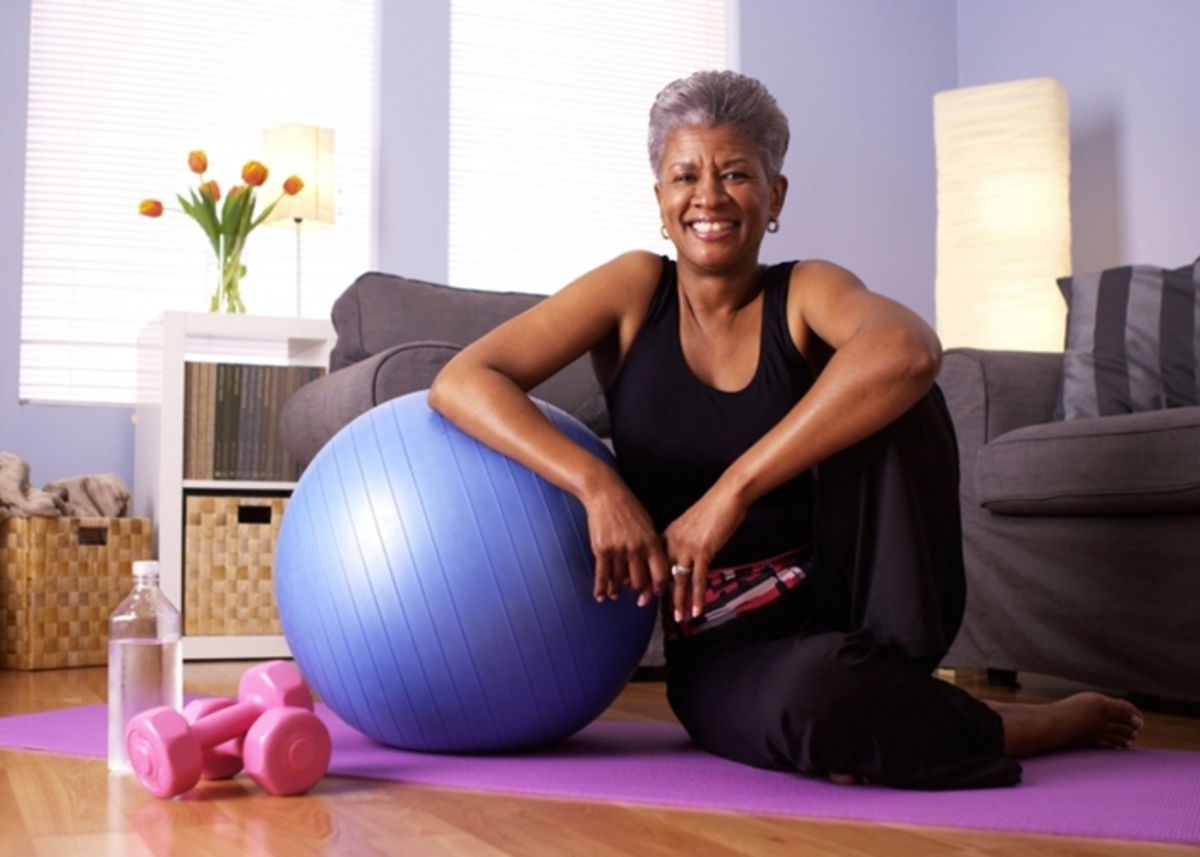 Mujer haciendo ejercicio en su casa