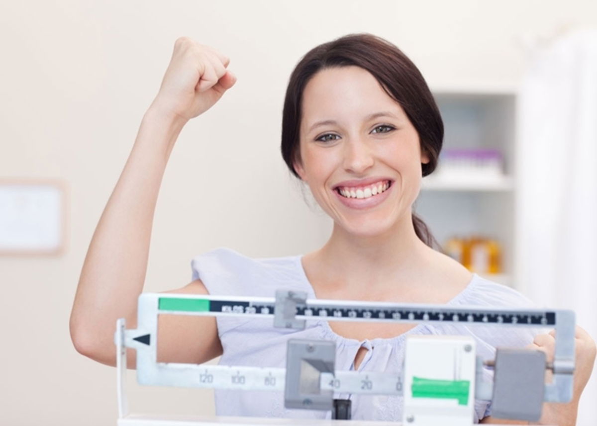 Mujer pesándose tras hacer la dieta alcalina