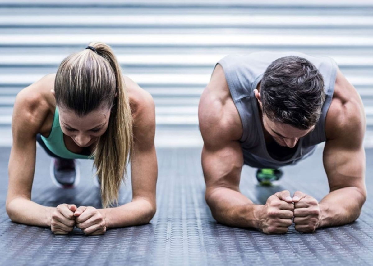 Pareja haciendo ejercicio plancha
