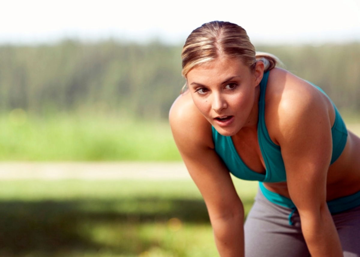Chica cansada en el calentamiento