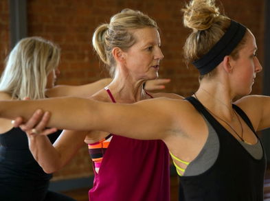 Aprendemos dos ejercicios básicos de Yoga: estocadas y giros