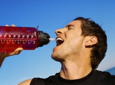 ¿Ingerir muchas bebidas hidratantes puede afectar la salud?