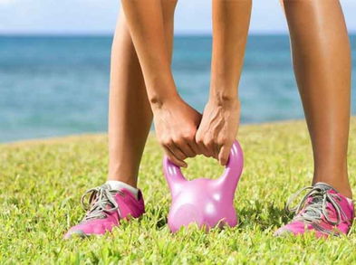 Los 5 errores más frecuentes al hacer pesas rusas