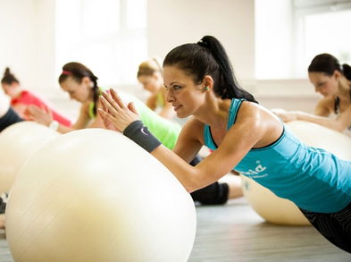 Los 10 mejores ejercicios para usar tu fitball en casa