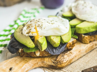 Tosta de aguacate y huevo poché, un desayuno súper saludable