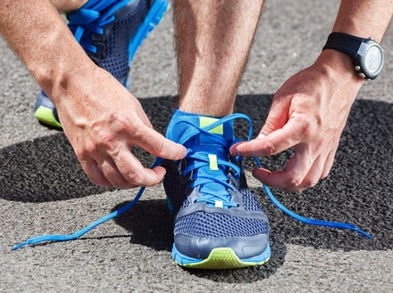 ¿Para qué sirve el agujero extra en las zapatillas deportivas?