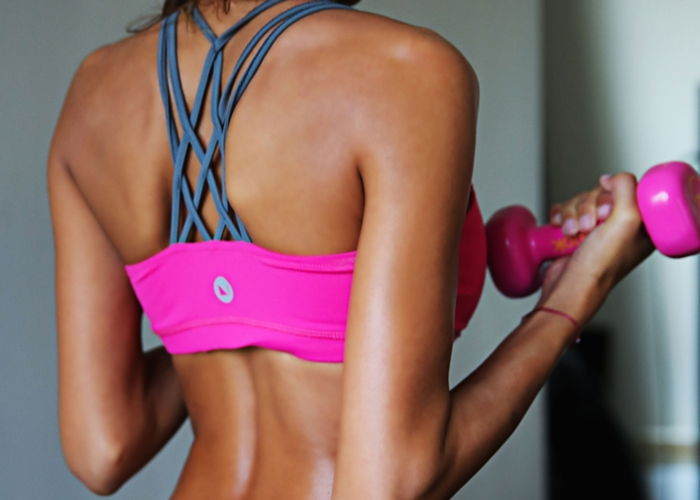 Chica con mancuernas