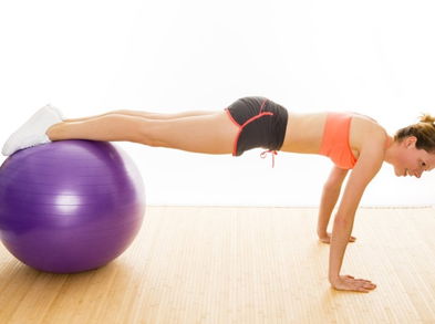 5 ejercicios para trabajar tu abdomen en casa con fitball