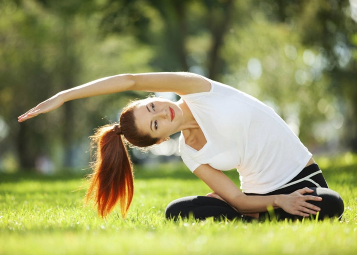 Mujer haciendo Yoga con buen humor