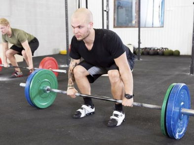 Peso muerto Rumano, el ejercicio que trabaja más músculos