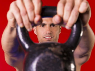 3 movimientos con kettlebell para mantener el cuerpo en forma
