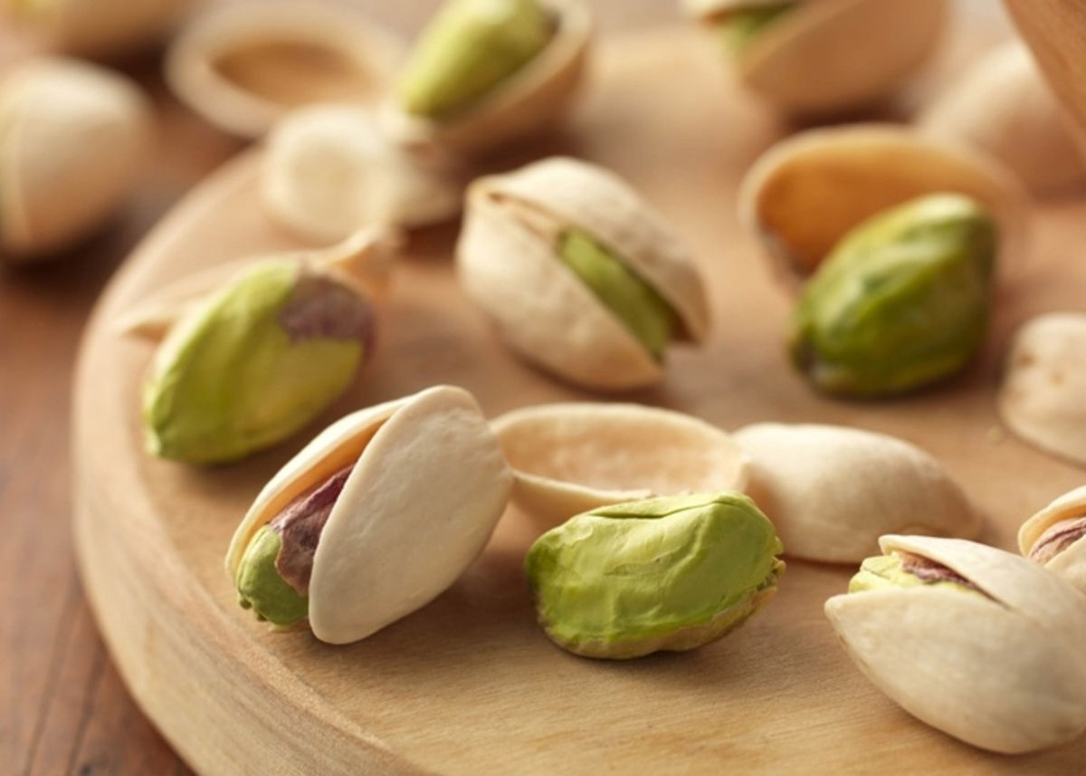 tabla-de-madera-con-pistachos