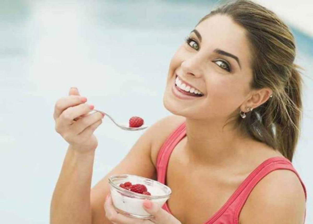 mujer-comiendo-yogur-de-frutos-deel-bosque