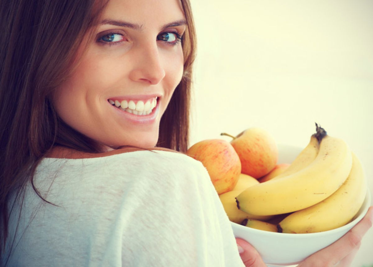 mujer-con-pote-de-frutas