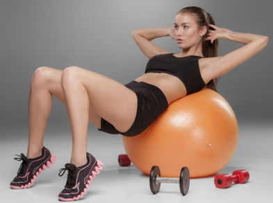 3 ejercicios con fitball para tonificar los brazos