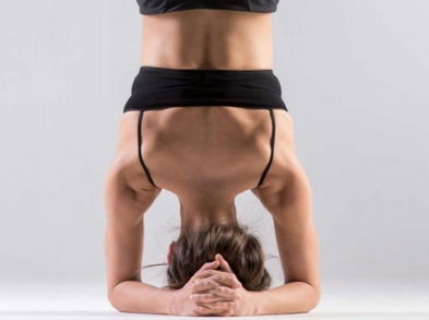Sirsasana, postura de Yoga para fortalecer brazos y abdomen