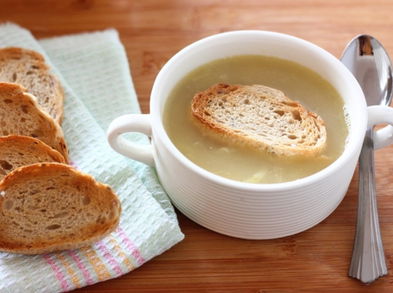 Sopa de ajo y cebolla, ideal para contrarrestar los efectos de la gripe