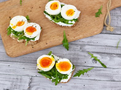 Receta de tostas saludables de rúcula y huevo